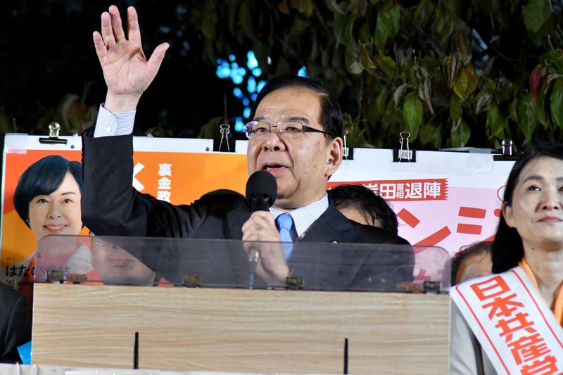 演説する共産党の志位議長＝２５日、ＪＲ津田沼駅北口