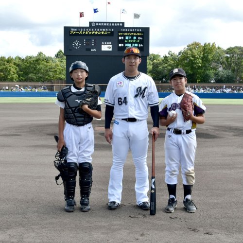 始球式後に、菅野選手（中央）と記念撮影する両下投手（右）と川越捕手＝佐倉市の長嶋茂雄記念岩名球場