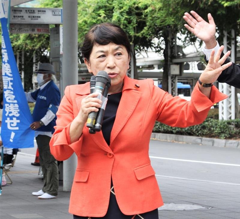 ＪＲ千葉駅前で街頭演説する社民党の福島党首＝２９日、千葉市中央区