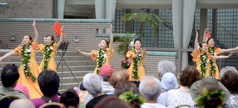 「国民宿舎サンライズ九十九里」の中庭でフラダンスを披露するダンサー＝２９日、九十九里町