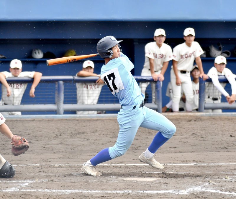 日体大柏－拓大紅陵　８回表日体大柏１死満塁、代打高月が右犠飛を放つ＝県総合ＳＣ
