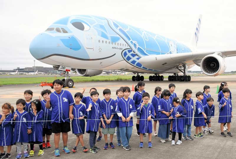 力比べ、相手は超大型ウミガメ機！　親子３５０人が綱引き大会　成田空港