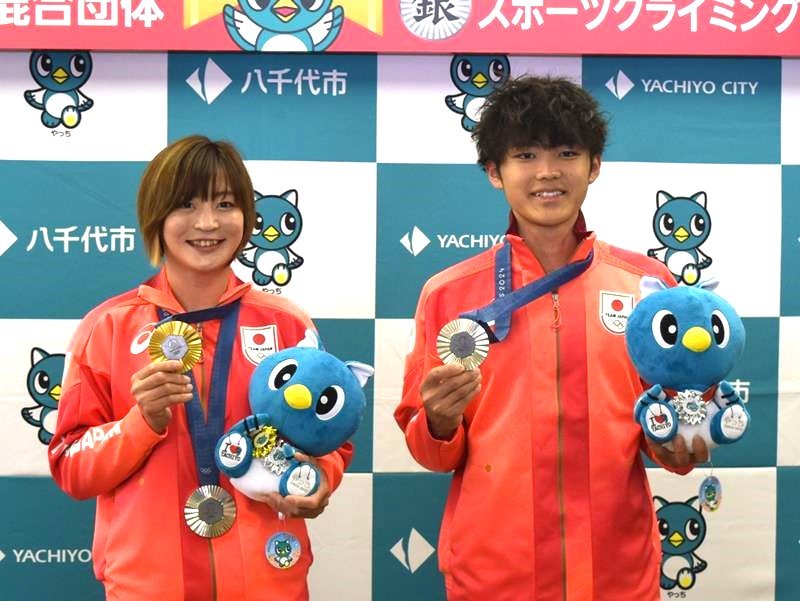 八千代市は角田選手（左）と安楽選手を招き祝賀パレードと祝賀会を開く