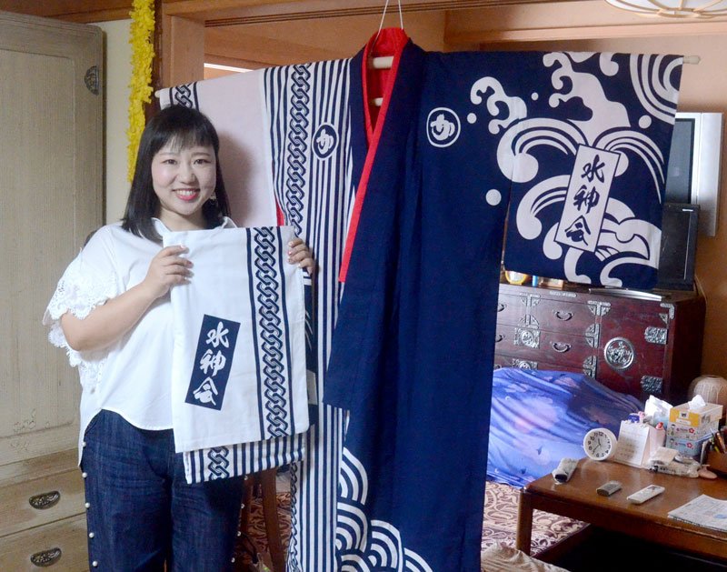 「川場お囃子水神会」の新しい浴衣を披露する市東さん＝東金市