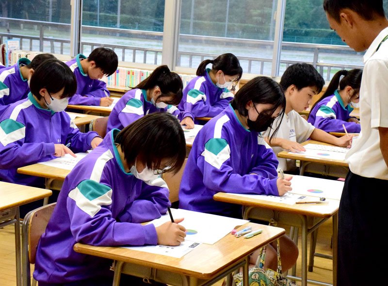 ジュニア防災検定の筆記試験に挑む防災部の生徒たち＝長生村立長生中学校