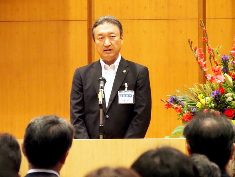 幹部職員を前に３期目の市政運営への協力を呼びかける高橋市長＝７日、富津市