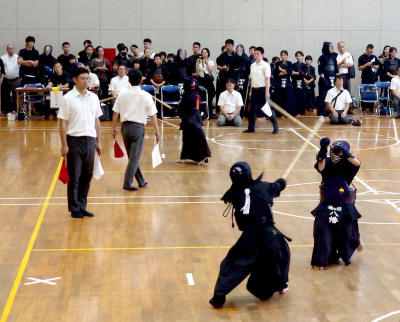 姉埼神社奉納剣道大会で熱戦を展開する少年剣士ら＝市原市の姉崎小学校体育館