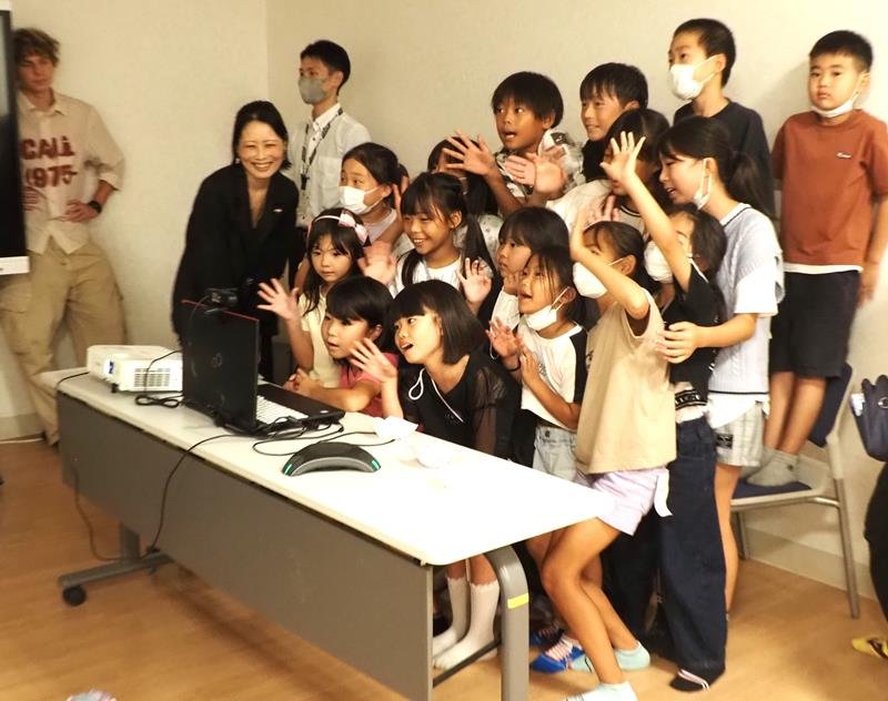 ウクライナの子どもたちとのリモート交流を楽しむ児童ら＝君津市

