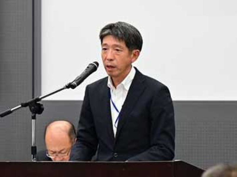 署長会議で訓示する宮沢県警本部長＝１１日、千葉県警本部