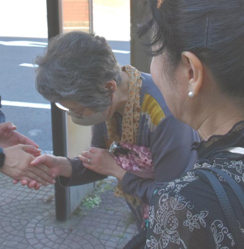 候補者と握手を交わす有権者＝１５日、四街道市