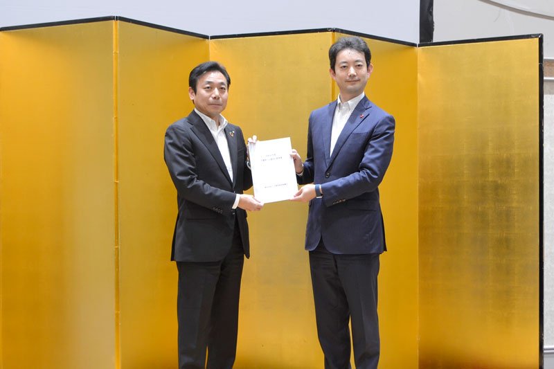 要望書を提出した県経済協議会の山崎会長（左）＝１１日、千葉市中央区