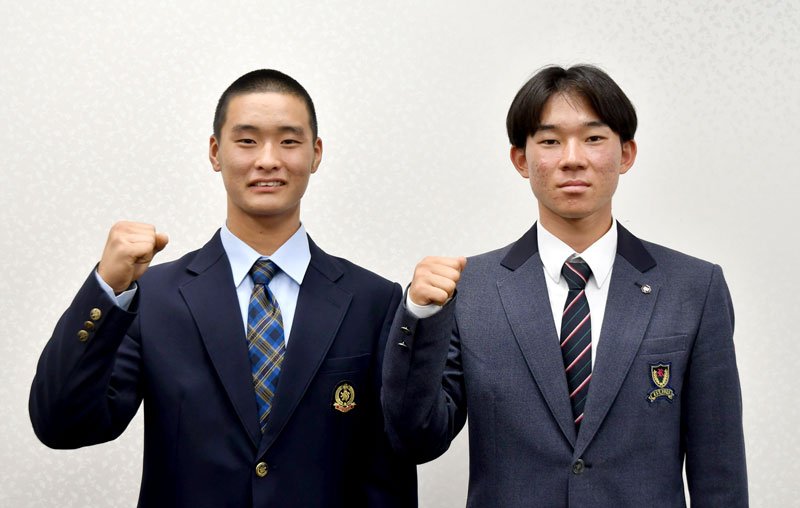 対戦が決まりポーズをとる千葉黎明の山本大我主将（右）と西武台の金光希主将＝東京都千代田区
