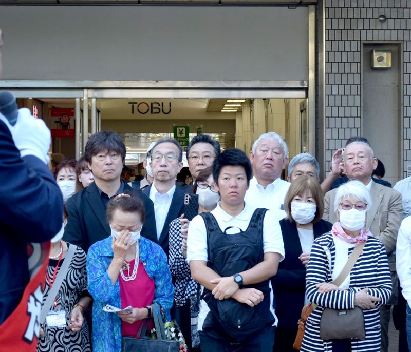 候補者の演説を聞く有権者ら＝１５日、船橋市