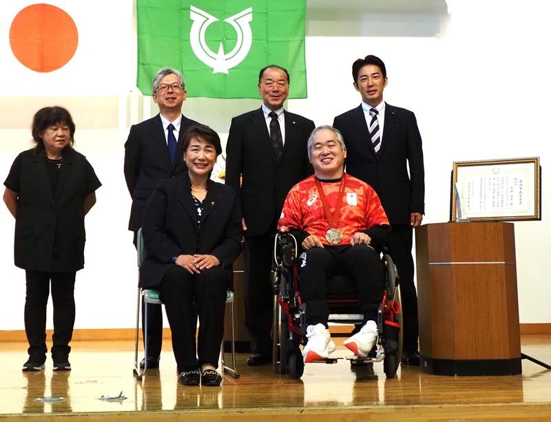 市民栄誉賞特別賞を贈られた広瀬選手（前列右）と石井宏子市長ら＝１９日、君津市
