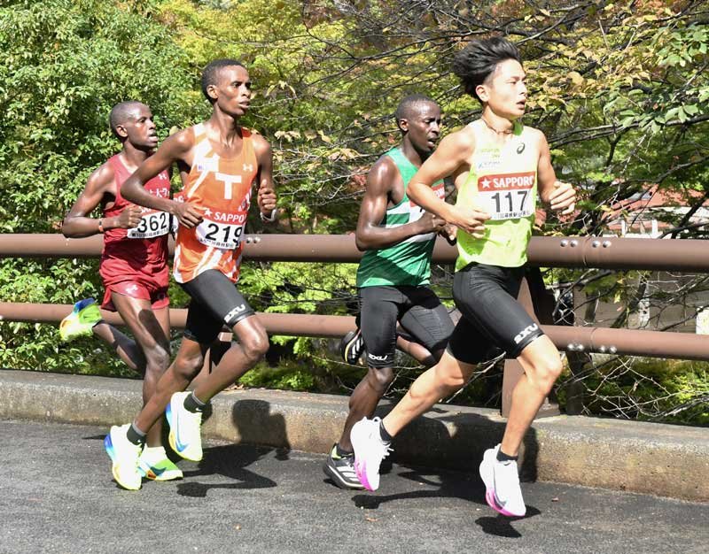 日本人トップの１０位だった中央学院大の吉田（右）＝１９日、東京・陸上自衛隊立川駐屯地