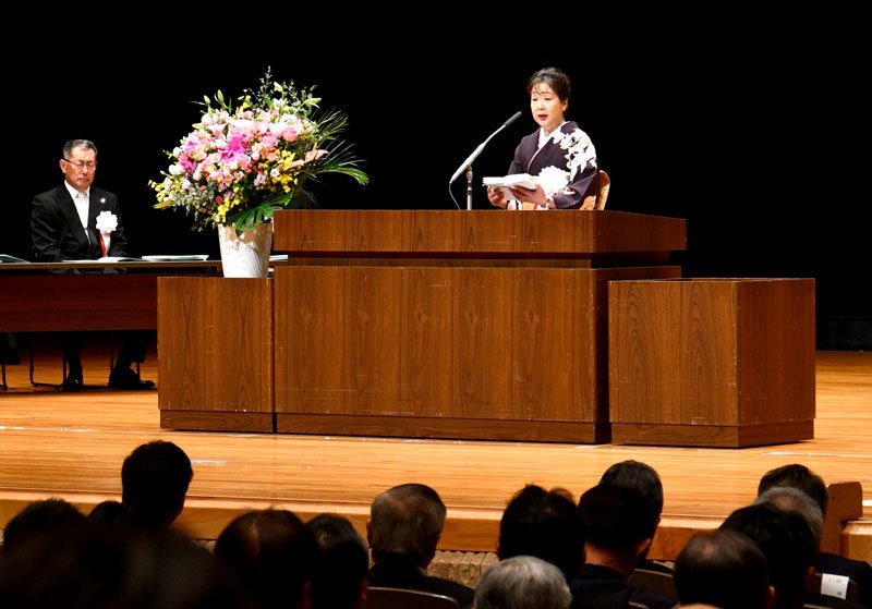 町村合併７０周年記念式典で式辞を述べる平山町長＝２０日、多古町