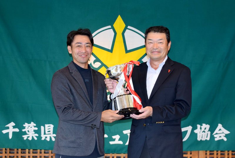 優勝杯を手にする川島（左）＝袖ケ浦カンツリークラブ袖ケ浦コース