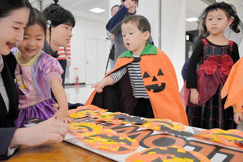 わくわくハロウィーン　成田空港で子ども２４人が飾り付け　ＪＡＬ国内線カウンター、３１日まで設置
