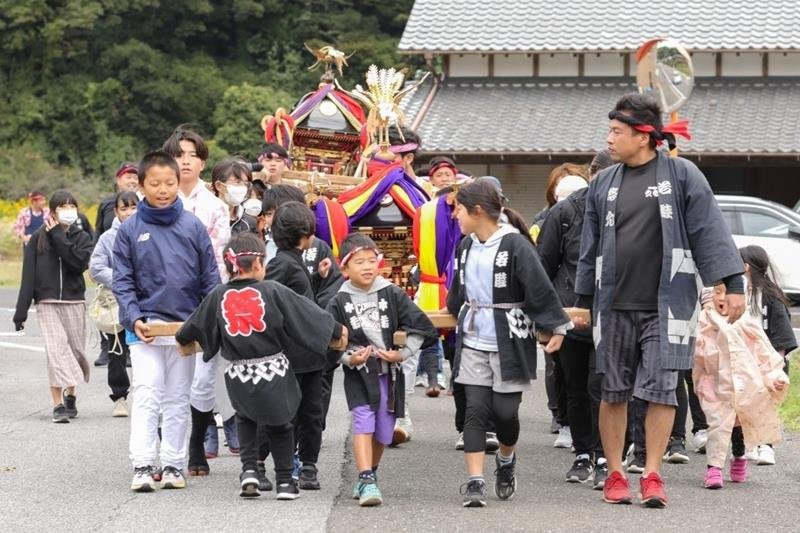 子どもらによるみこしの渡御＝御宿町（提供写真）