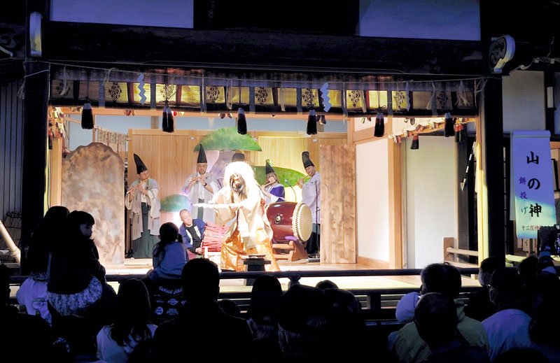 奉納された十二座神楽のフィナーレを飾った「山の神の舞」＝２０日、市原市の鶴峯八幡宮