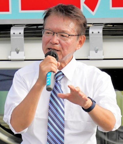 演説する立民・長妻代表代行＝２３日、香取市