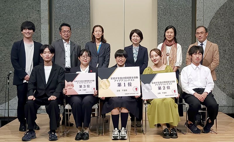 受賞団体と審査員ら＝千葉市美浜区