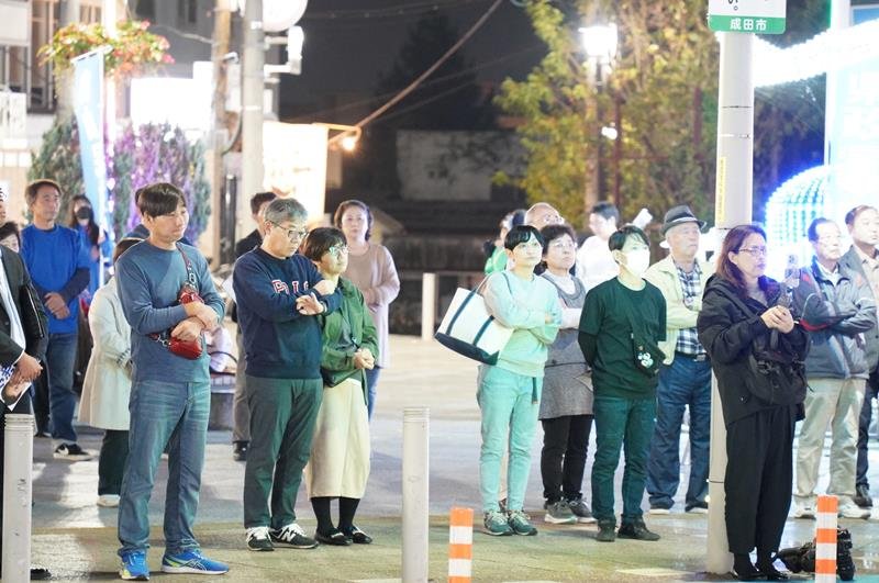 候補者の訴えに耳を傾ける人たち＝２６日、成田市

