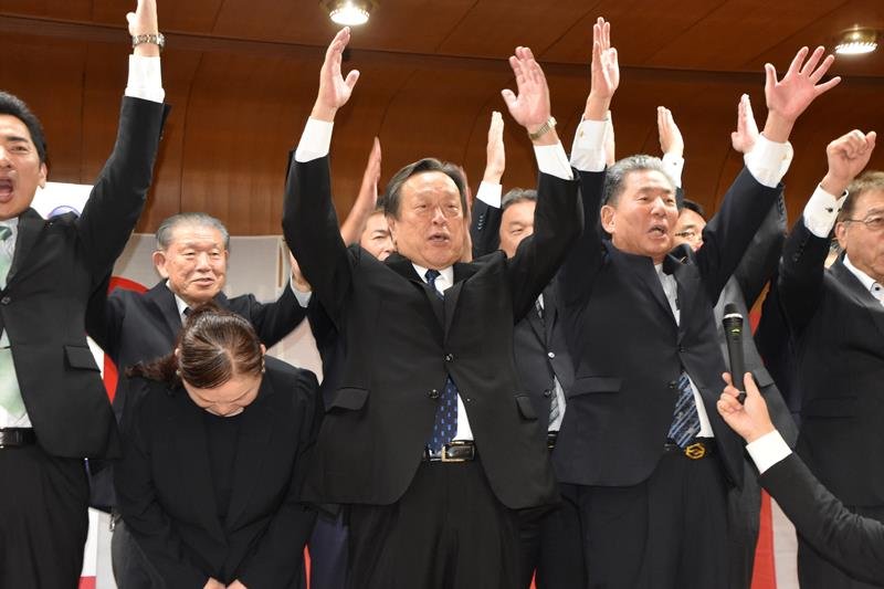 圧勝で１１選を果たし、支援者らと万歳三唱する浜田氏（中央）＝２７日、木更津市
