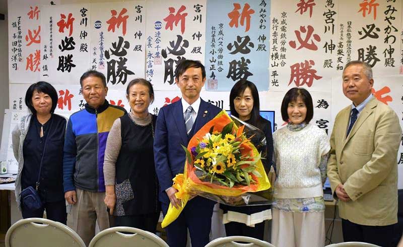 支持者や応援する議員らに囲まれて当選を喜ぶ立憲民主党の宮川氏（中央）＝２８日、鎌ケ谷市