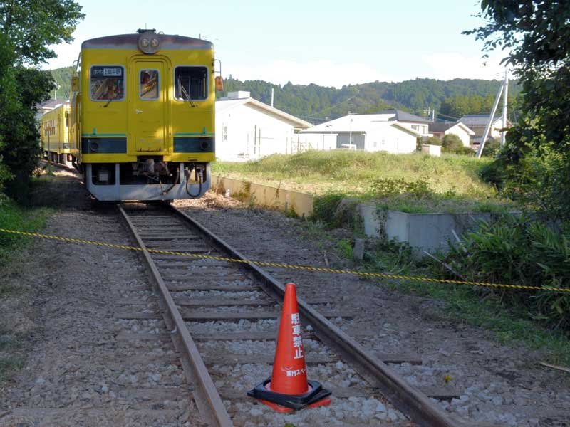 脱線事故現場から移動後も付近に留め置かれた車両＝１３日、いすみ市