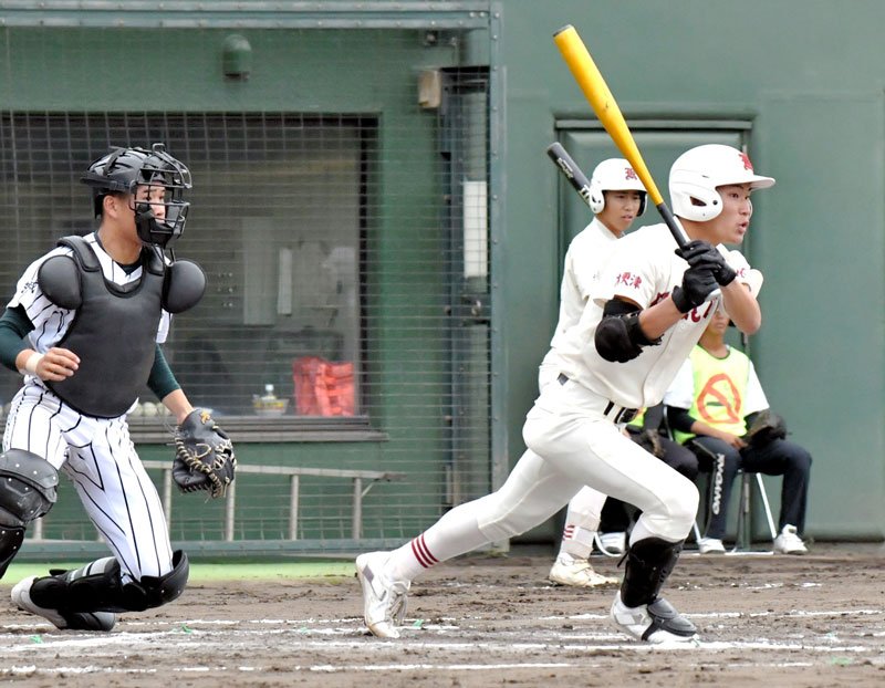 つくば秀英─拓大紅陵　１回裏拓大紅陵１死満塁、内田が右前適時打を放つ。捕手稲葉＝保土ケ谷