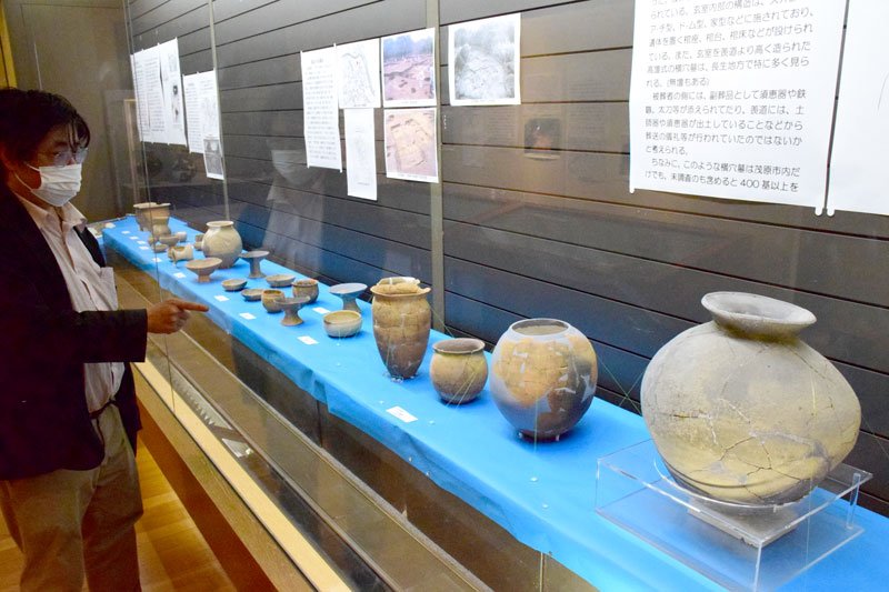 横穴墓から出土した須恵器の大かめ（右）などが並ぶ展示＝茂原市立美術館・郷土資料館