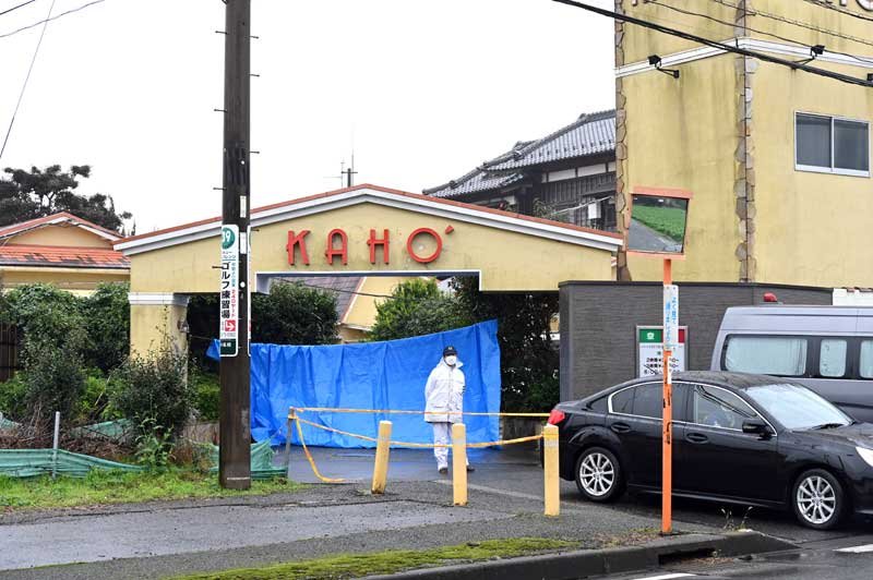 女性が殺害された事件現場のホテル＝２日、市原市中高根