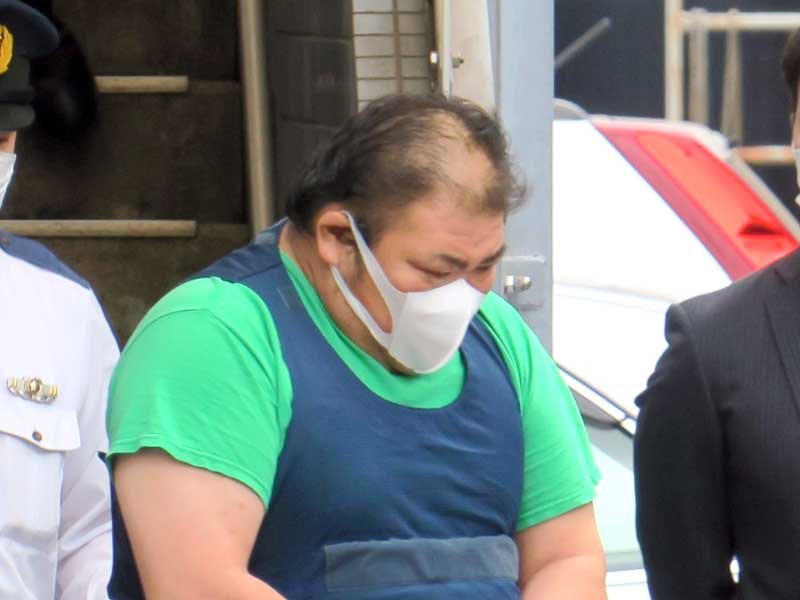 送検のため市原署を出る江川敦容疑者＝１４日、市原市