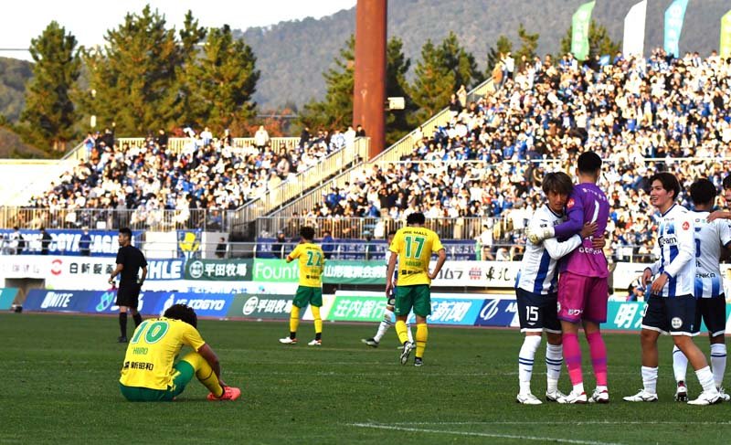 山形に０─４で敗れ、プレーオフ進出を逃した千葉。試合を終え座り込む千葉の小森（左）＝１０日午後、ＮＤソフトスタジアム山形