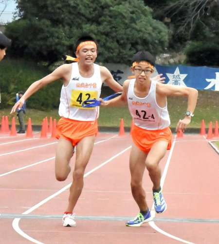 ２位でたすきをつなぐ西武台千葉の３区・山脇一徹（左）と４区・内田温規＝前橋総合運動公園