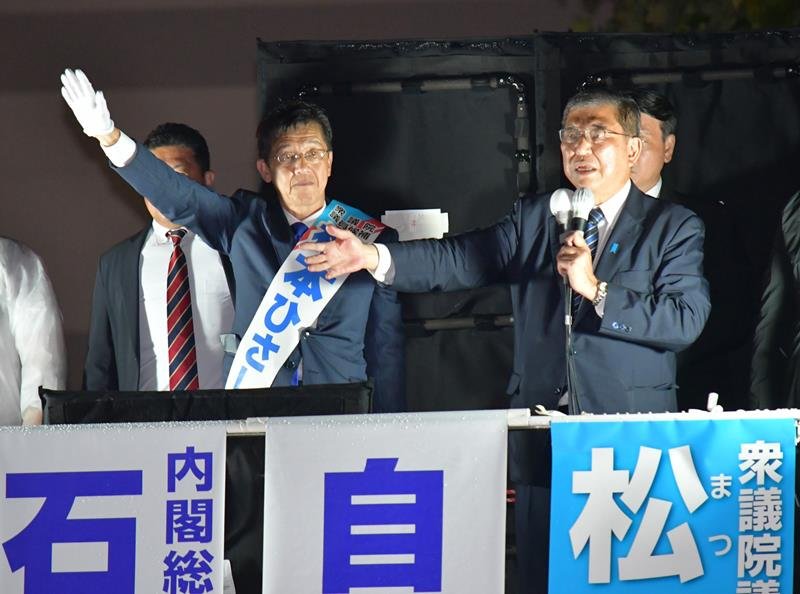 衆院選終盤に自民党の松本氏（左）の街頭演説でマイクを握った石破首相＝１０月２３日、鎌ケ谷市
