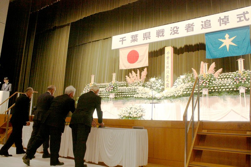 追悼式で献花する遺族ら＝３１日、千葉市中央区
