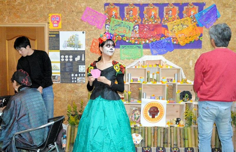 御宿でリメンバー・ミー　明るく陽気に亡き人思う　メキシコ、死者の日