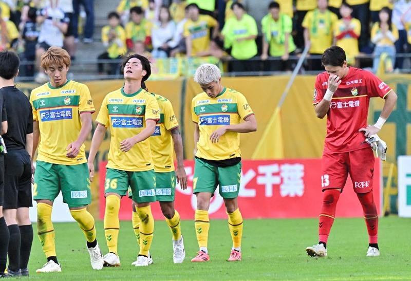 千葉―長崎　長崎に敗れ肩を落とす千葉の選手＝フクアリ
