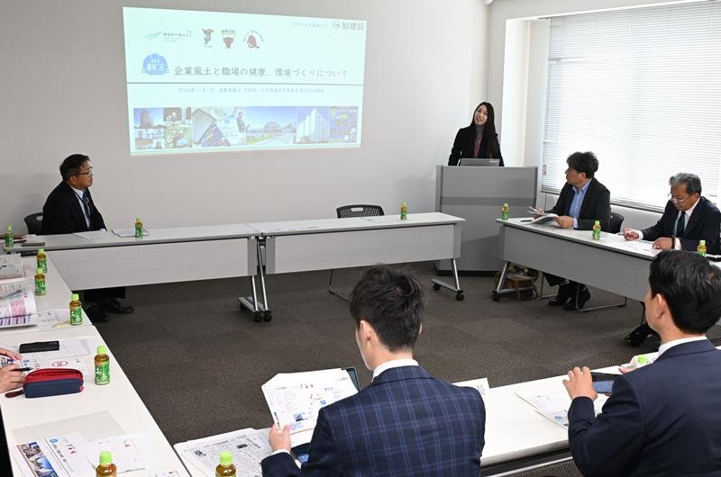 職場の健康、環境づくりについて説明を受ける滋賀県議団ら＝千葉市中央区の旭建設本社