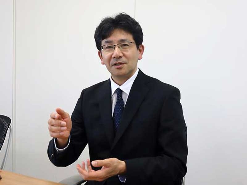 取材に応じる流通経済大経済学部の板谷和也教授＝８日、松戸市