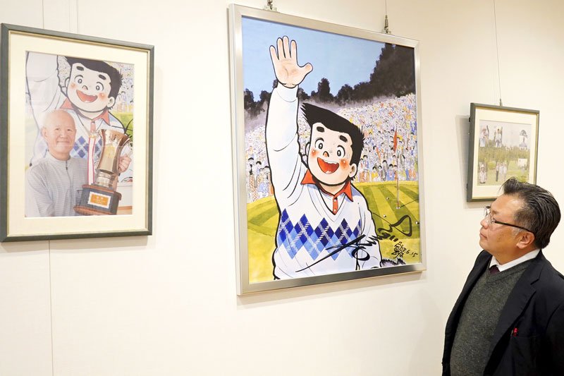 パークゴルフ場開場記念のサイン入りパネルなどが並ぶ特設展＝旭市役所