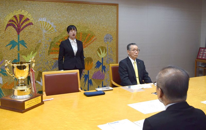 松戸市長（手前）に詩吟を披露する大友さん。右は祖父の菊地忠信さん＝船橋市役所