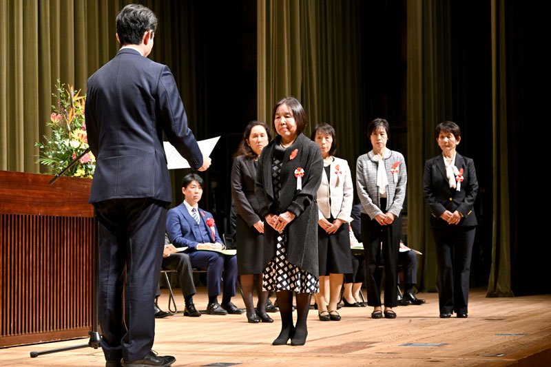 熊谷知事から表彰状を贈られる功労者たち＝１４日、千葉市中央区の青葉の森公園芸術文化ホール