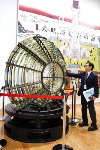 リニューアルに伴い展示に加わった灯台レンズ。明治期にフランスから輸入され、旧稚内灯台で使われた＝１４日、銚子市