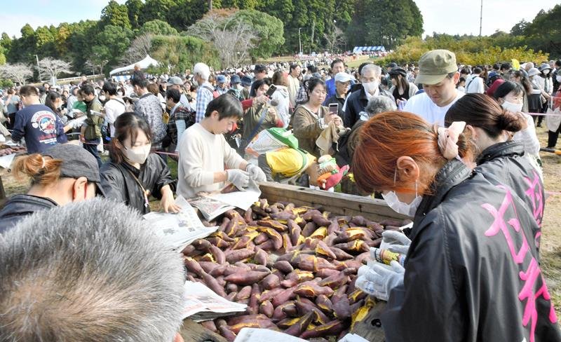 巨大せいろで蒸し上げたふかし芋の配布は多くの人でごった返し、大盛況だった＝１７日、香取市
