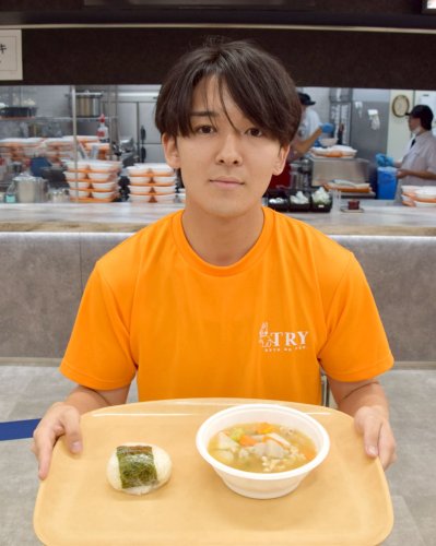 ＪＡいちかわから提供を受けた長ネギやダイコンをふんだんに使用した豚汁とおにぎり＝浦安市