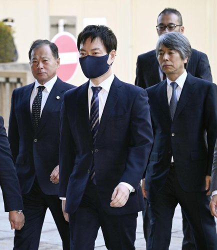 秋本元議員「賄賂でない」　元社長も贈賄罪を否認　洋上風力発電汚職事件　東京地裁、初公判