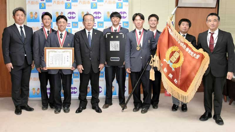 高校野球の秋季県大会と関東地区大会での活躍を北村市長（左から４人目）に報告した千葉黎明高の野球部＝２５日、八街市役所